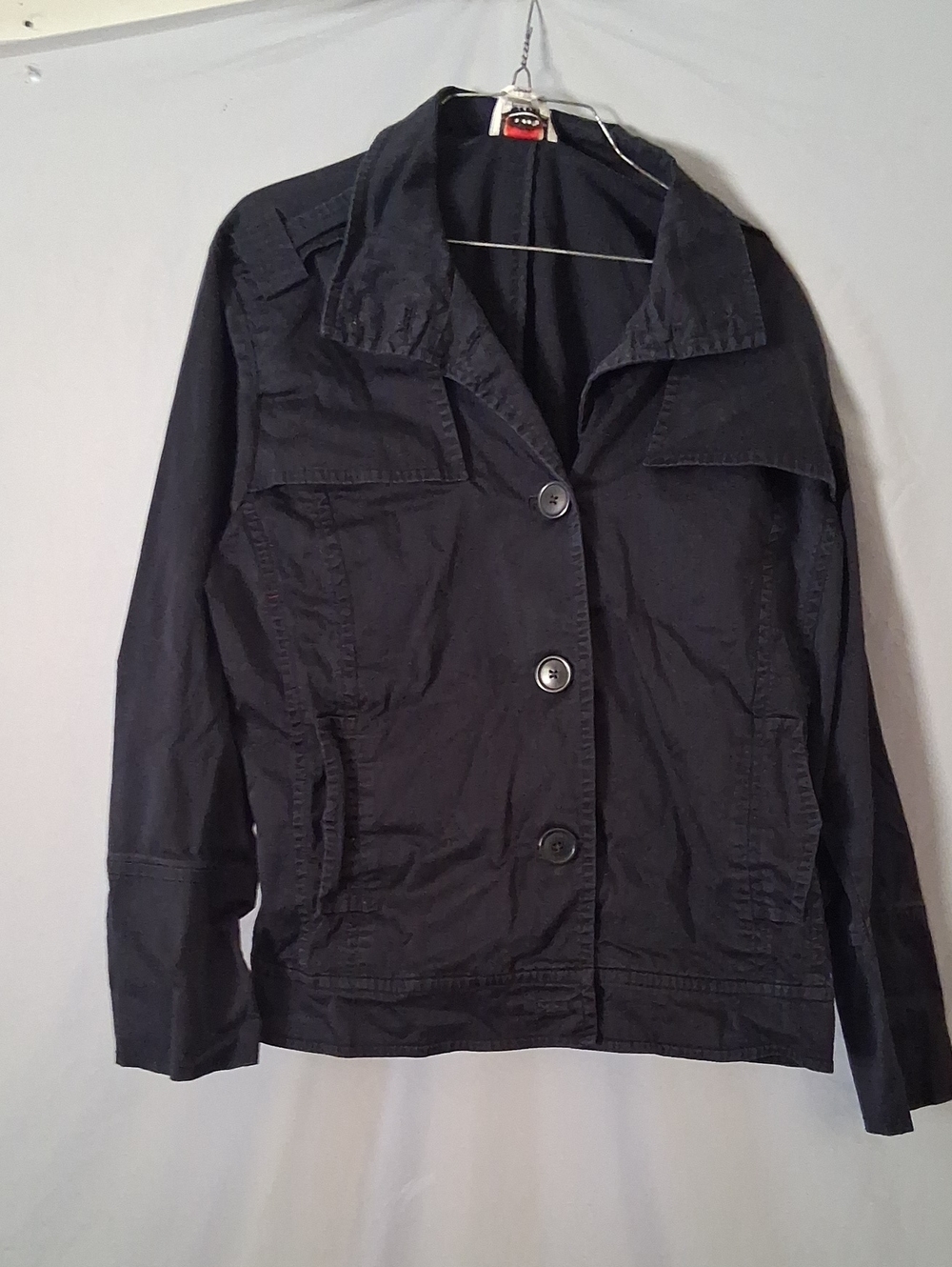 Lightweight utility jacket Women's 18W Three-button front closure.